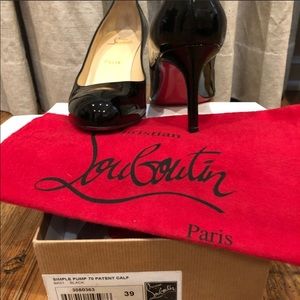 Christian Louboutin Pump. Black patent